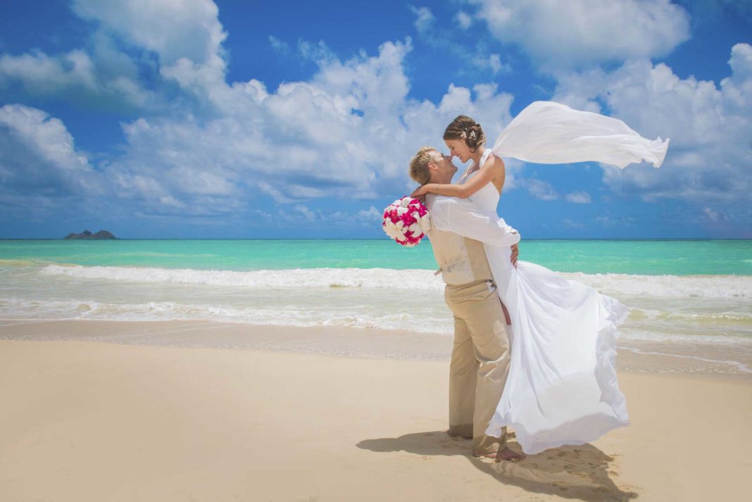 abiti-da-sposa-estivi-per-matrimonio-in-spiaggia